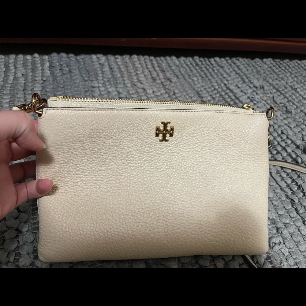 Tory Burch Pebbled Leather Crossbody in Cream with Gold Hardware